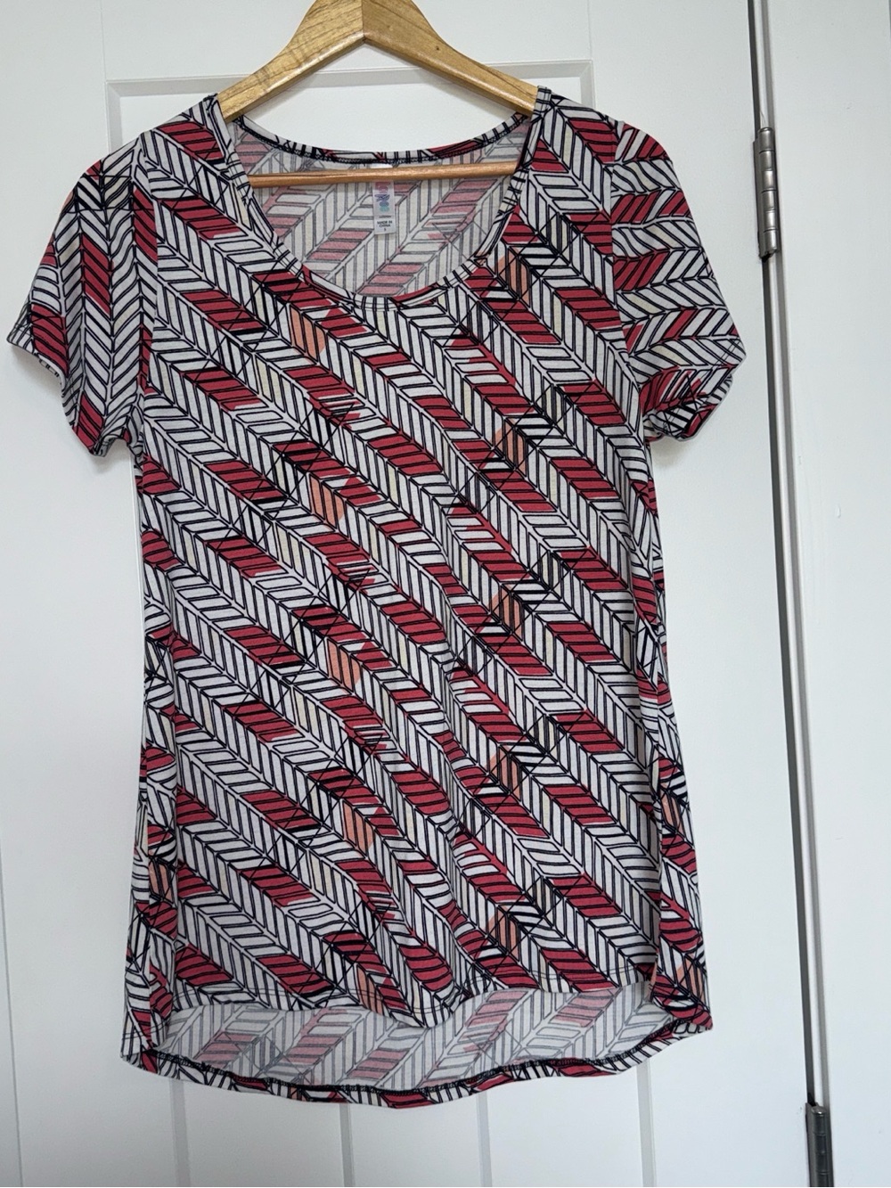 LuLaRoe Pink and White Chevron-Leaf Short Sleeve Scoop Top